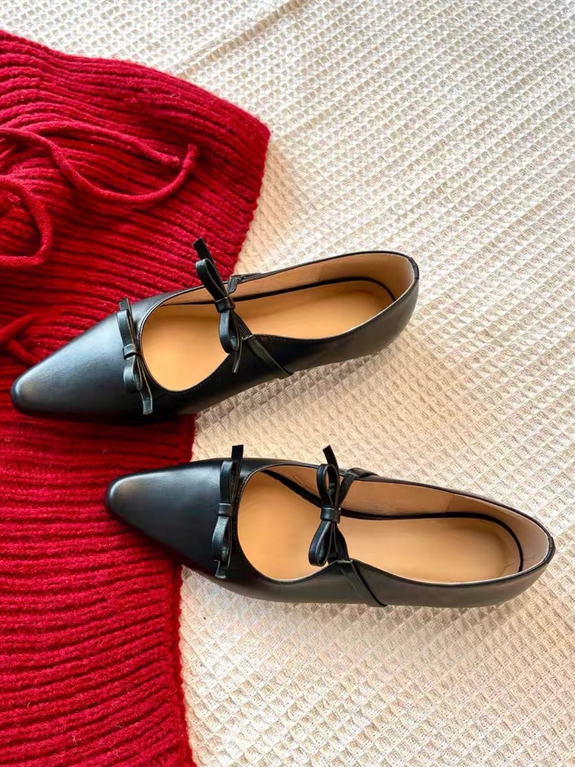 Stylish Bow Point Toe Flat Slip-Ons.