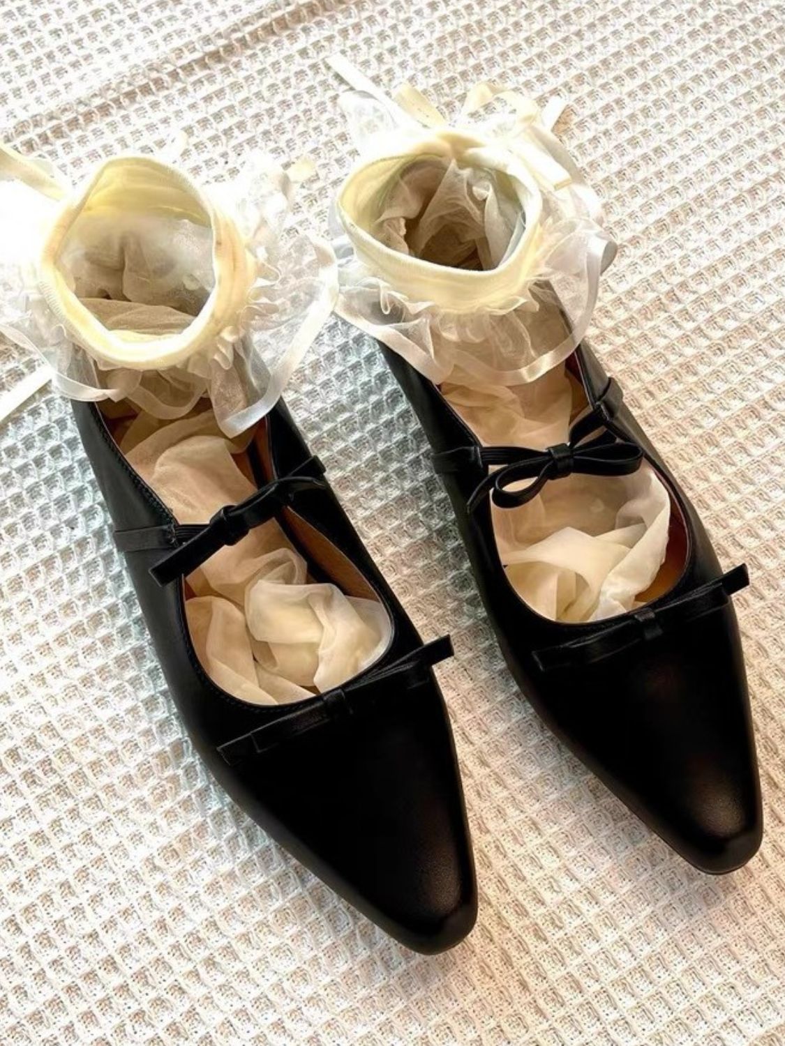 Stylish Bow Point Toe Flat Slip-Ons.